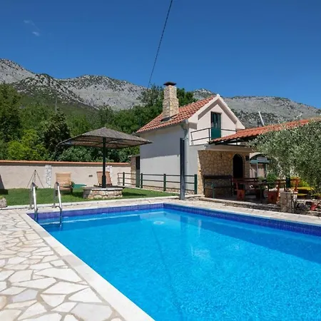 By Guide ヴィラ Desne